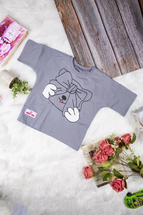 طقم بناتي أنيق قطعتين تي شيرت أكمام قصيرة بكتابات ورسمة من الأمام و بنطلون برباط على الخصر