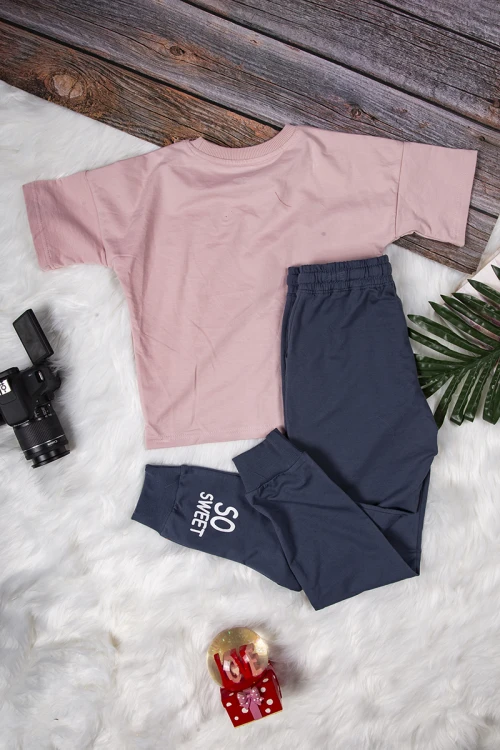 طقم بناتي أنيق قطعتين تي شيرت بأكمام قصيرة بكتابات من الأمام و بنطلون بجيوب و رباط على الخصر