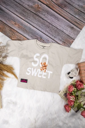 طقم بناتي أنيق قطعتين تي شيرت بأكمام قصيرة بكتابات من الأمام و بنطلون بجيوب و رباط على الخصر 