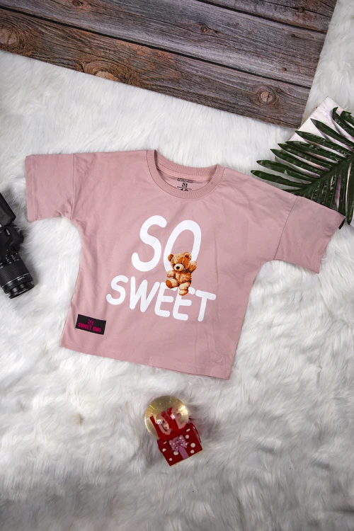 طقم بناتي أنيق قطعتين تي شيرت بأكمام قصيرة بكتابات من الأمام و بنطلون بجيوب و رباط على الخصر