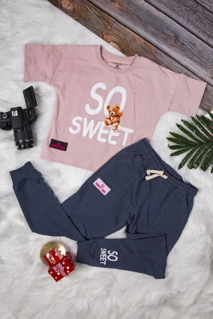 طقم بناتي أنيق قطعتين تي شيرت بأكمام قصيرة بكتابات من الأمام و بنطلون بجيوب و رباط على الخصر 