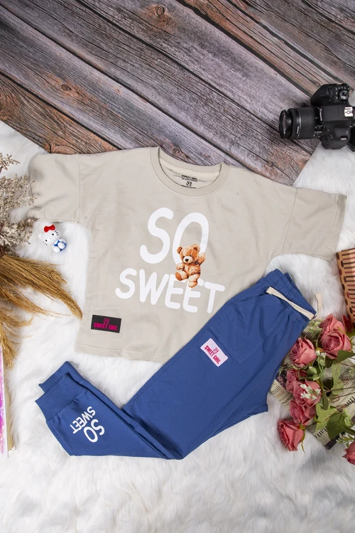 طقم بناتي أنيق قطعتين تي شيرت بأكمام قصيرة بكتابات من الأمام و بنطلون بجيوب و رباط على الخصر