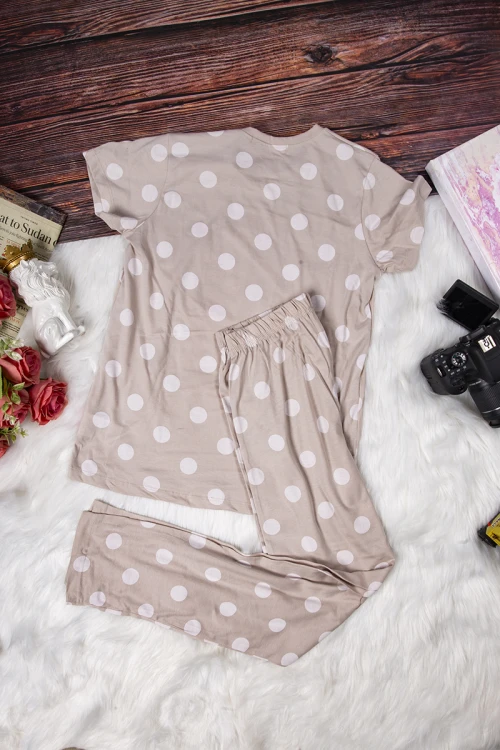 بيجاما بناتي أنيقة قطعتين تي شيرت أكمام قصيرة بكتابات و رسمة لولو كاتي مع بنطلون ضيق طويل