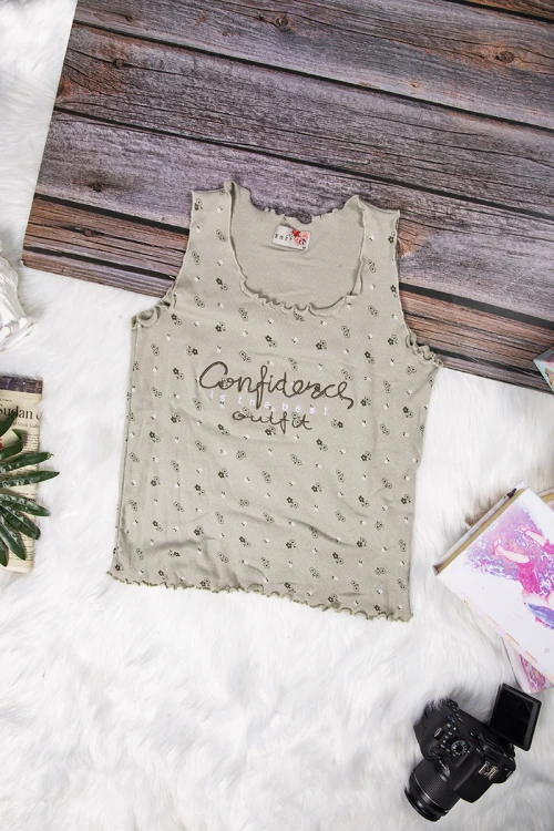 بيجاما بناتي أنيقة قطعتين بدون أكمام عليها كتابات و رسومات ورود صغيرة بالكامل مع بنطلون واسع و رباط على الخصر