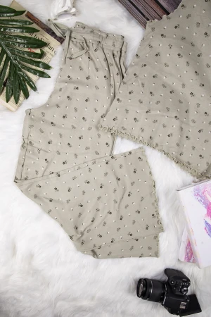 بيجاما بناتي أنيقة قطعتين بدون أكمام عليها كتابات و رسومات ورود صغيرة بالكامل مع بنطلون واسع و رباط على الخصر    