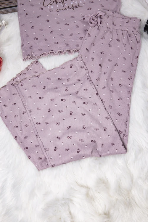 بيجاما بناتي أنيقة قطعتين بدون أكمام عليها كتابات و رسومات ورود صغيرة بالكامل مع بنطلون واسع و رباط على الخصر