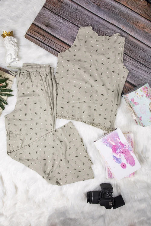 بيجاما بناتي أنيقة قطعتين بدون أكمام عليها كتابات و رسومات ورود صغيرة بالكامل مع بنطلون واسع و رباط على الخصر