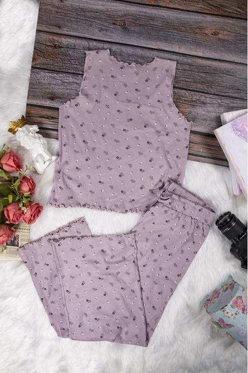 بيجاما بناتي أنيقة قطعتين بدون أكمام عليها كتابات و رسومات ورود صغيرة بالكامل مع بنطلون واسع و رباط على الخصر