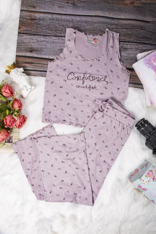 بيجاما بناتي أنيقة قطعتين بدون أكمام عليها كتابات و رسومات ورود صغيرة بالكامل مع بنطلون واسع و رباط على الخصر