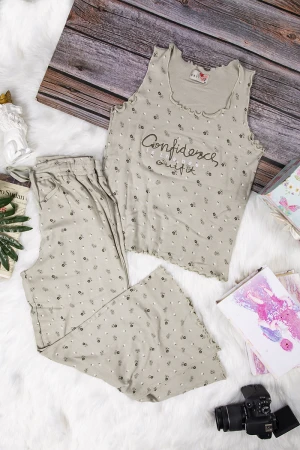 بيجاما بناتي أنيقة قطعتين بدون أكمام عليها كتابات و رسومات ورود صغيرة بالكامل مع بنطلون واسع و رباط على الخصر    