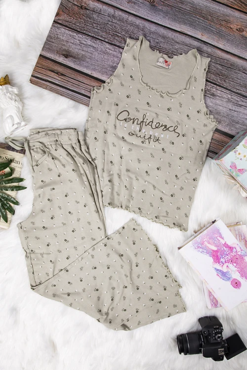 بيجاما بناتي أنيقة قطعتين بدون أكمام عليها كتابات و رسومات ورود صغيرة بالكامل مع بنطلون واسع و رباط على الخصر