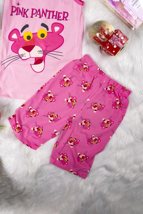 بيجاما بناتي أنيقة قطعتين لون وردي بدون أكمام عليها كتابات و رسومات النمر الوردي