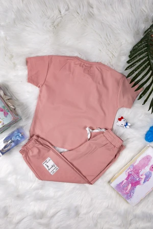 طقم بناتي أنيق قطعتين تيشرت لون خربزي أكمام قصيرة بطيعات من الأمام و بنطلون بزم ورباط على الخصر