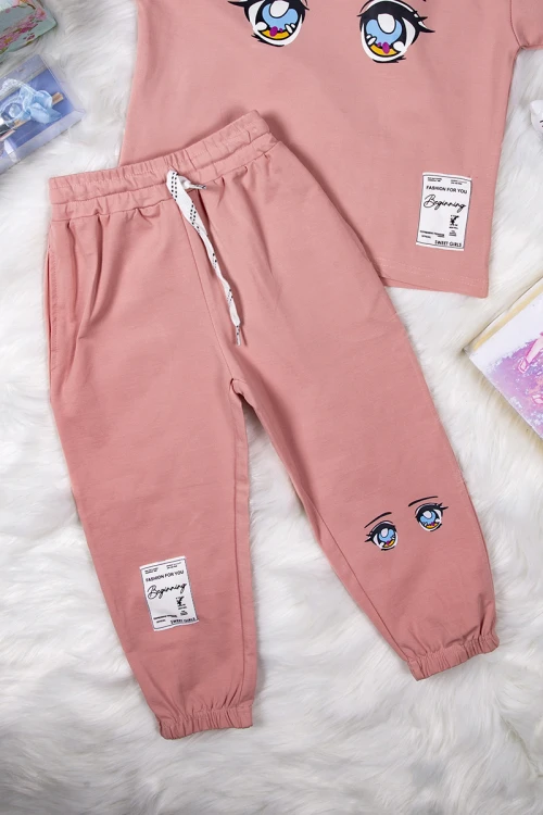 طقم بناتي أنيق قطعتين تيشرت لون خربزي أكمام قصيرة بطيعات من الأمام و بنطلون بزم ورباط على الخصر