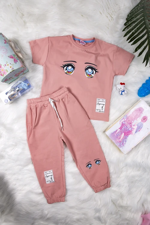 طقم بناتي أنيق قطعتين تيشرت لون خربزي أكمام قصيرة بطيعات من الأمام و بنطلون بزم ورباط على الخصر