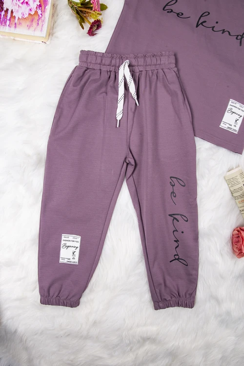 طقم بناتي أنيق قطعتين تي شيرت أكمام قصيرة بكتابات من الأمام و بنطلون برباط على الخصر