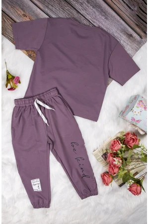 طقم بناتي أنيق قطعتين تي شيرت أكمام قصيرة بكتابات من الأمام و بنطلون برباط على الخصر  