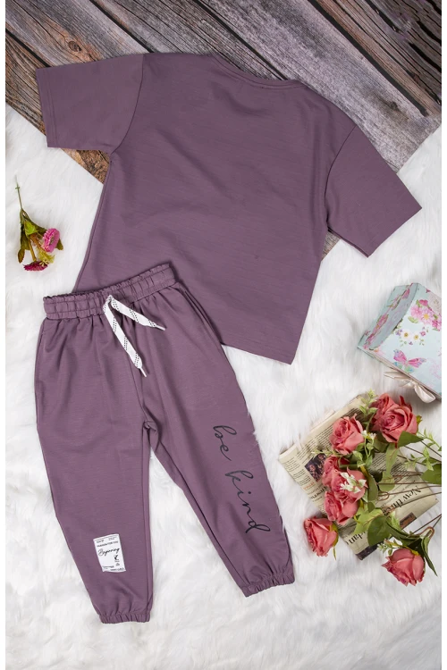 طقم بناتي أنيق قطعتين تي شيرت أكمام قصيرة بكتابات من الأمام و بنطلون برباط على الخصر