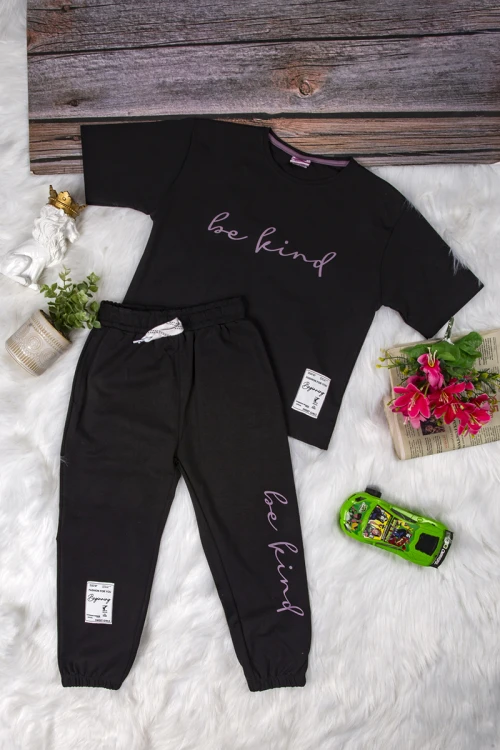 طقم بناتي أنيق قطعتين تي شيرت أكمام قصيرة بكتابات من الأمام و بنطلون برباط على الخصر