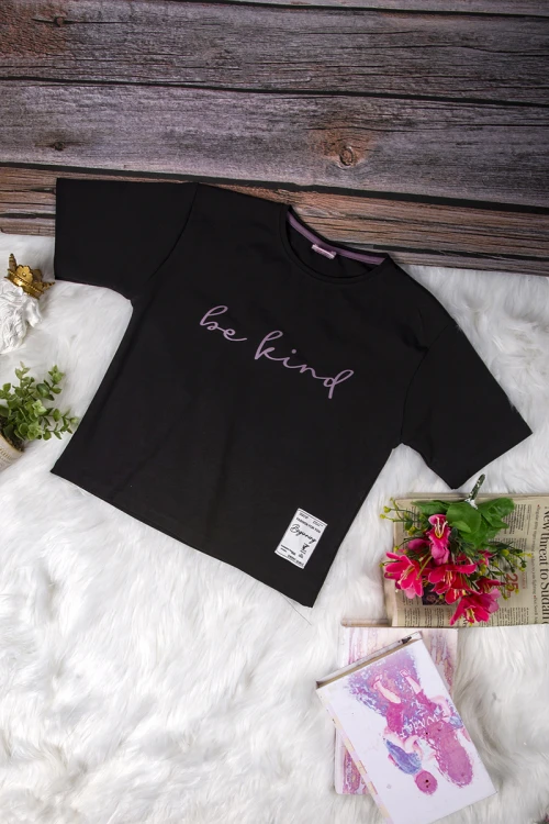 طقم بناتي أنيق قطعتين تي شيرت أكمام قصيرة بكتابات من الأمام و بنطلون برباط على الخصر