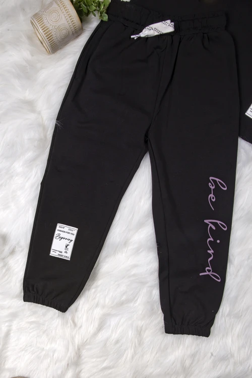 طقم بناتي أنيق قطعتين تي شيرت أكمام قصيرة بكتابات من الأمام و بنطلون برباط على الخصر