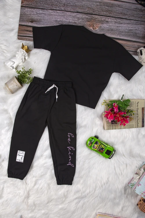طقم بناتي أنيق قطعتين تي شيرت أكمام قصيرة بكتابات من الأمام و بنطلون برباط على الخصر