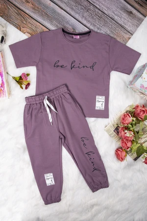 طقم بناتي أنيق قطعتين تي شيرت أكمام قصيرة بكتابات من الأمام و بنطلون برباط على الخصر  