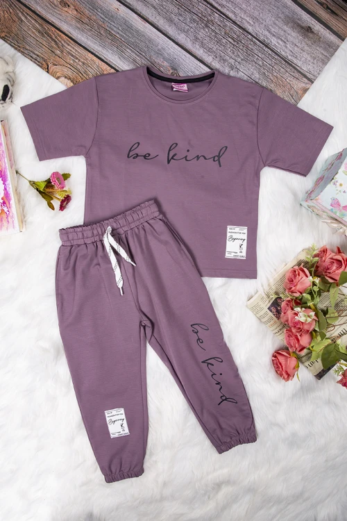 طقم بناتي أنيق قطعتين تي شيرت أكمام قصيرة بكتابات من الأمام و بنطلون برباط على الخصر