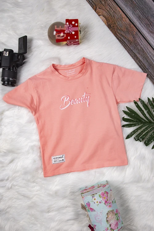 طقم بناتي أنيق قطعتين تي شيرت أكمام قصيرة بكتابات من الأمام و بنطلون برباط على الخصر