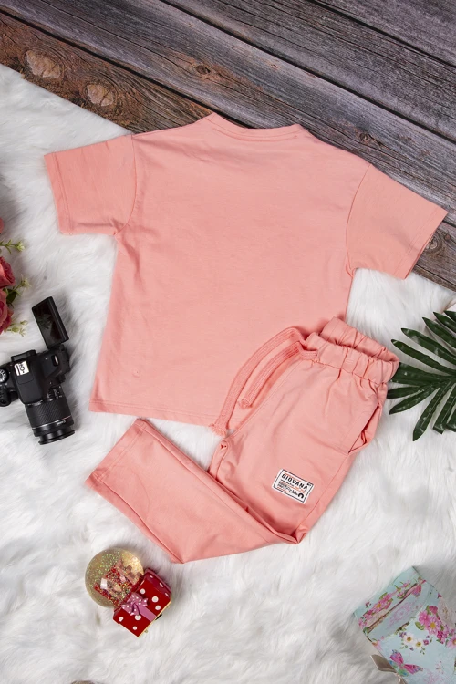طقم بناتي أنيق قطعتين تي شيرت أكمام قصيرة بكتابات من الأمام و بنطلون برباط على الخصر