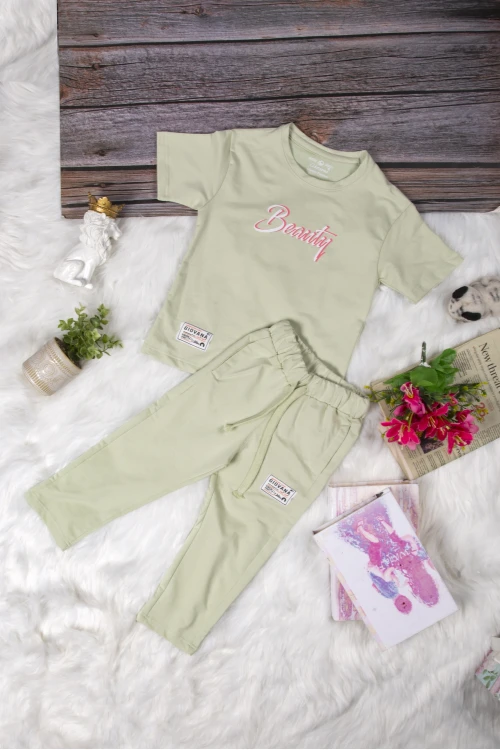 طقم بناتي أنيق قطعتين تي شيرت أكمام قصيرة بكتابات من الأمام و بنطلون برباط على الخصر