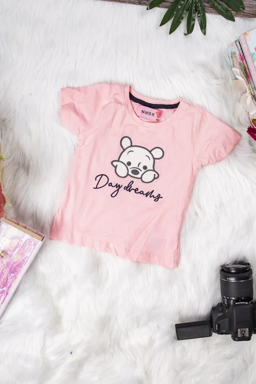 يجاما بناتي أنيقة قطعتين تي شيرت لون زهري أكمام قصيرة بكتابات و رسوم كرتونية و بنطلون سادة بنجوم و رباط على الخصر