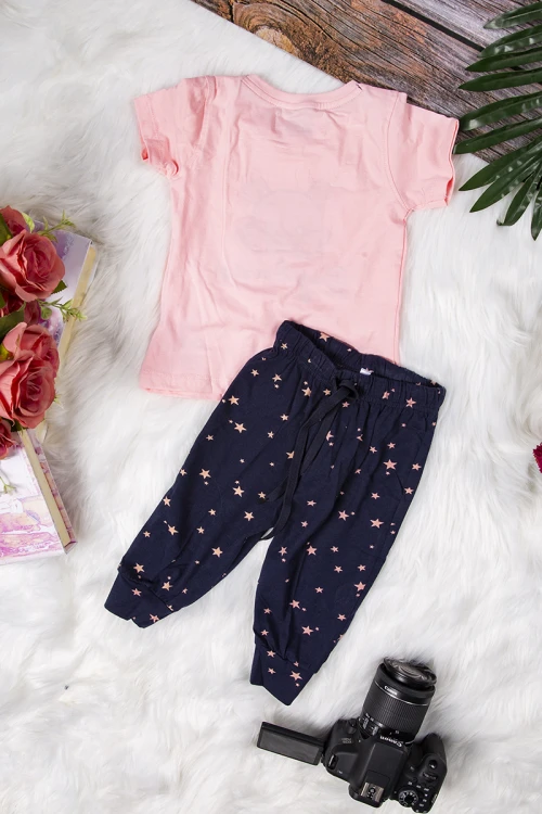 يجاما بناتي أنيقة قطعتين تي شيرت لون زهري أكمام قصيرة بكتابات و رسوم كرتونية و بنطلون سادة بنجوم و رباط على الخصر