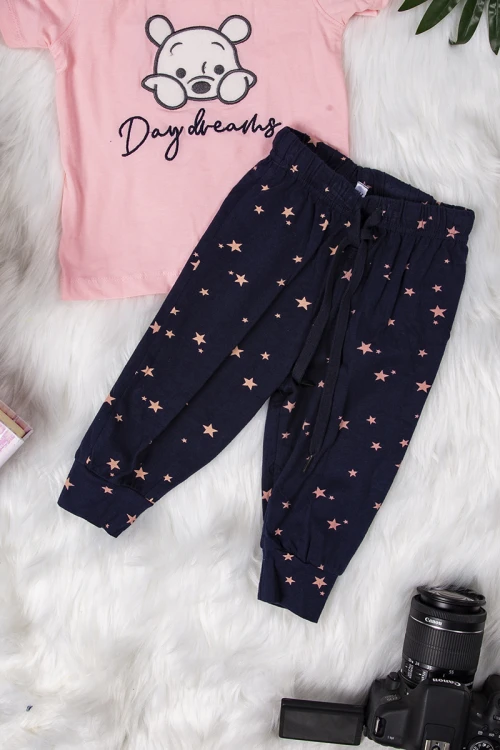 يجاما بناتي أنيقة قطعتين تي شيرت لون زهري أكمام قصيرة بكتابات و رسوم كرتونية و بنطلون سادة بنجوم و رباط على الخصر