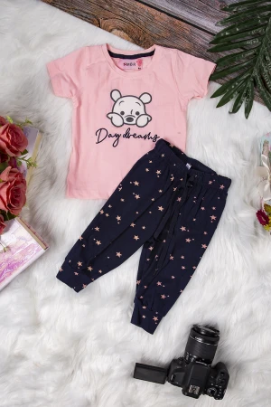 يجاما بناتي أنيقة قطعتين تي شيرت لون زهري أكمام قصيرة بكتابات و رسوم كرتونية و بنطلون سادة بنجوم و رباط على الخصر 