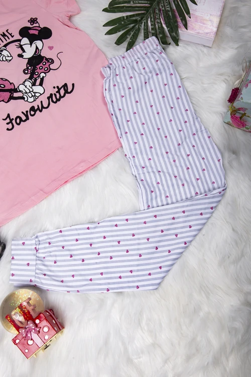 بيجاما نسائي أنيقة قطعتين تي شيرت لون زهري أكمام قصيرة بطبعات ميكي و ميني ماوس من الأمام وبنطلون مقلم بطبعات قلوب