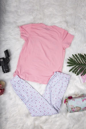 بيجاما نسائي أنيقة قطعتين تي شيرت لون زهري أكمام قصيرة بطبعات ميكي و ميني ماوس من الأمام وبنطلون مقلم بطبعات قلوب