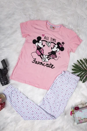 بيجاما نسائي أنيقة قطعتين تي شيرت لون زهري أكمام قصيرة بطبعات ميكي و ميني ماوس من الأمام وبنطلون مقلم بطبعات قلوب