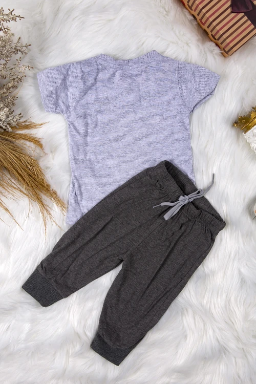 بيجاما بناتي أنيقة قطعتين تي شيرت لون  رمادي أكمام قصيرة بكتابات ونجوم من الأمام وبنطلون سادة بحزام على الخصر