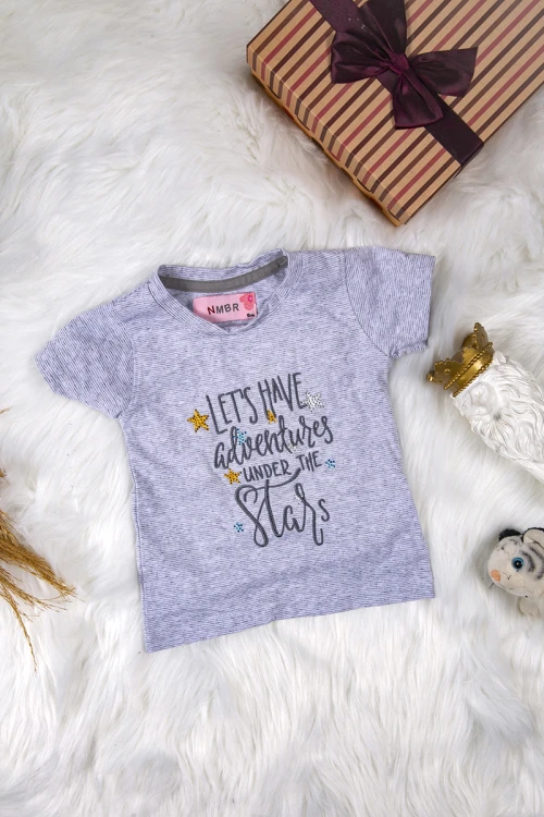 بيجاما بناتي أنيقة قطعتين تي شيرت لون  رمادي أكمام قصيرة بكتابات ونجوم من الأمام وبنطلون سادة بحزام على الخصر