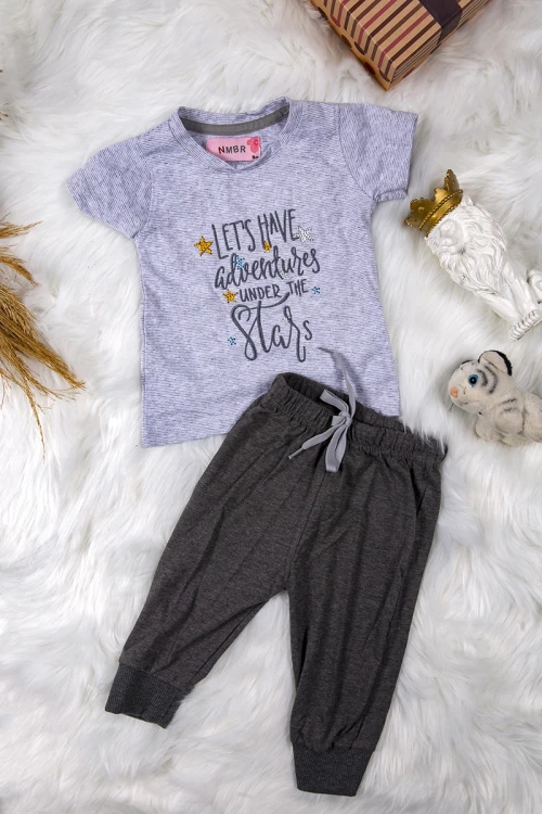 بيجاما بناتي أنيقة قطعتين تي شيرت لون  رمادي أكمام قصيرة بكتابات ونجوم من الأمام وبنطلون سادة بحزام على الخصر