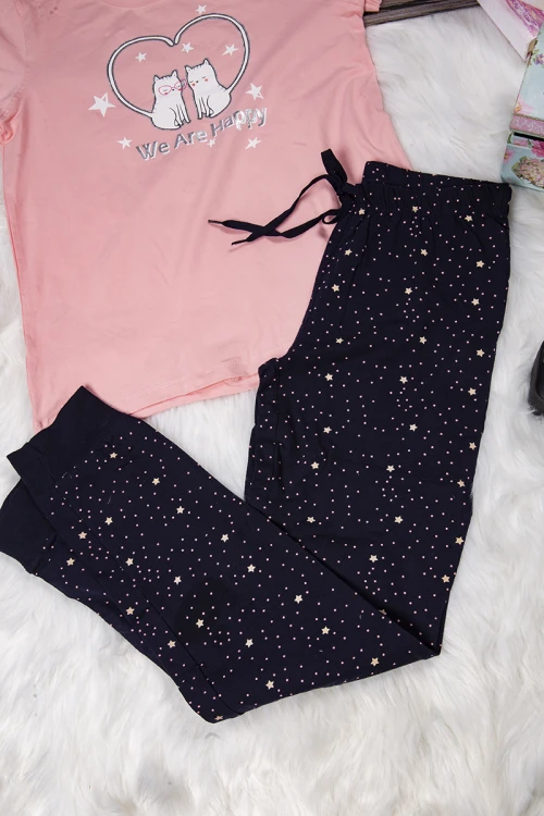 بيجاما نسائي أنيقة قطعتين تي شيرت لون خربزي أكمام قصيرة بكتابات و رسوم مع بنطلون أسود منقط ورباط على الخصر