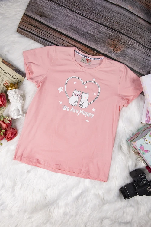 بيجاما نسائي أنيقة قطعتين تي شيرت لون خربزي أكمام قصيرة بكتابات و رسوم مع بنطلون أسود منقط ورباط على الخصر