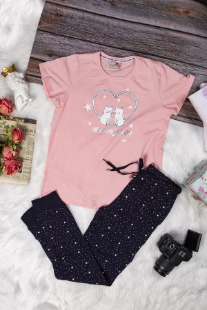 بيجاما نسائي أنيقة قطعتين تي شيرت لون خربزي أكمام قصيرة بكتابات و رسوم مع بنطلون أسود منقط ورباط على الخصر