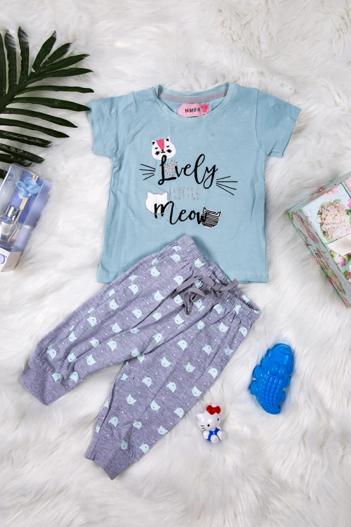 بيجاما بناتي أنيقة قطعتين تي شيرت لون سماوي أكمام قصيرة بكتابات و رسوم مع بنطلون بحزام على الخصر