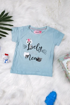 بيجاما بناتي أنيقة قطعتين تي شيرت لون سماوي أكمام قصيرة بكتابات و رسوم مع بنطلون بحزام على الخصر