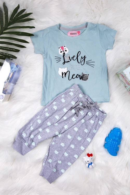 بيجاما بناتي أنيقة قطعتين تي شيرت لون سماوي أكمام قصيرة بكتابات و رسوم مع بنطلون بحزام على الخصر