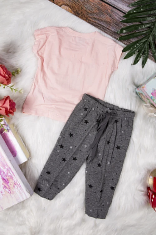 بيجاما بناتي أنيقة قطعتين تي شيرت لون خربزي أكمام قصيرة بكتابات  مزخرفة من الأمام و بنطلون رمادي بطبعات نجوم