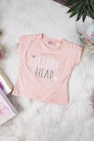 بيجاما بناتي أنيقة قطعتين تي شيرت لون خربزي أكمام قصيرة بكتابات  مزخرفة من الأمام و بنطلون رمادي بطبعات نجوم  