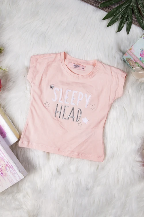 بيجاما بناتي أنيقة قطعتين تي شيرت لون خربزي أكمام قصيرة بكتابات  مزخرفة من الأمام و بنطلون رمادي بطبعات نجوم